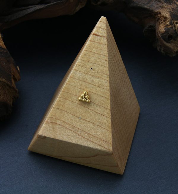 Gold PVD Beaded Pyramid Threadless Titanium Top For Sale - Image 2
